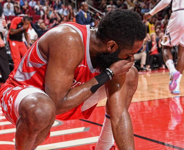 保罗大秀高难度进球,震撼全场观众 保罗大秀高难度进球,震撼全场观众